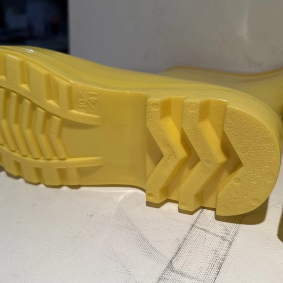 Hisea Yellow Mid-Calf Waterproof Rain Boots – Women’s Size 10 Rubber Rain Boots - Picture 7 of 15